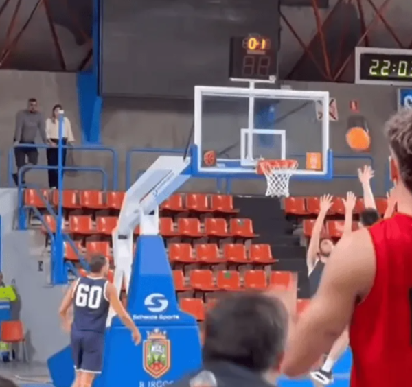 网上配资平台 西乙是真黑！余嘉豪得分上双并进绝杀，裁判却判无效，但地位暴涨